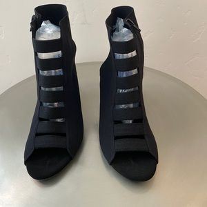 ONEX women’s black elastic dress sandal.